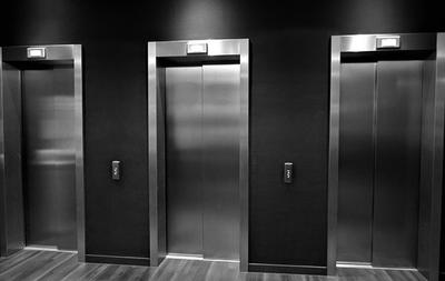باب هبوط المصعد